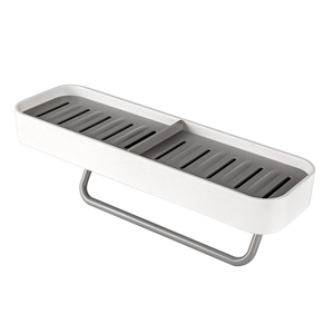 Saboneteira montada na parede com toalheiro