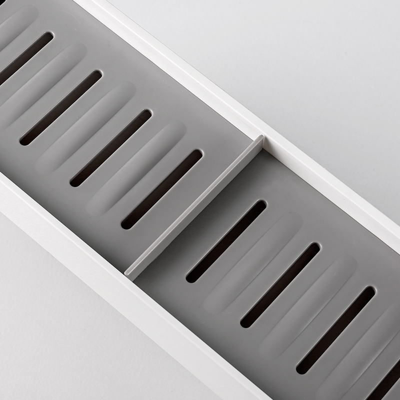 Saboneteira montada na parede com toalheiro